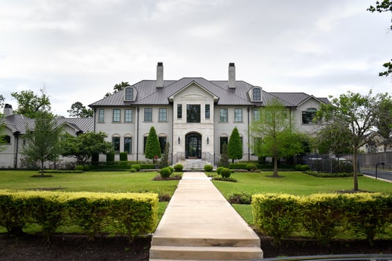 WhiteMansionManicuredLawn