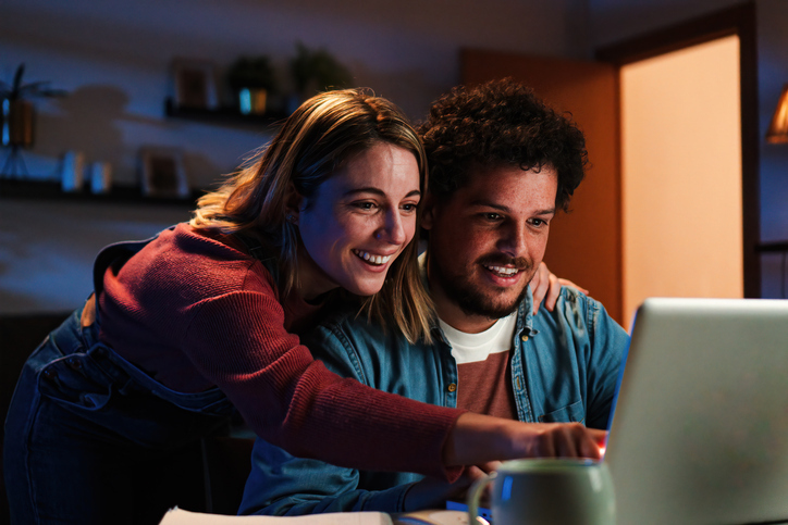 YoungCoupleSearchingForAHomeComputer YoungCoupleSearchingForAHomeComputer